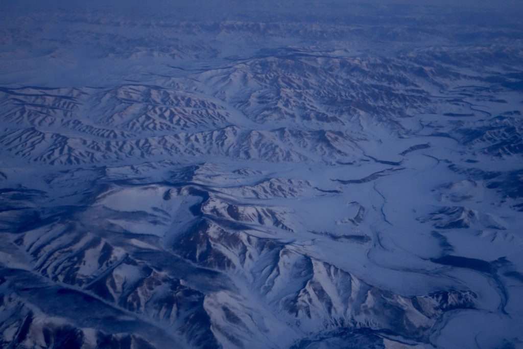 Der atemberaubende Blick über das hohe Altai Gebirge vom Flugzeug aus