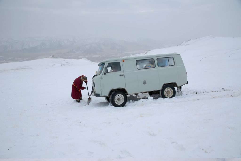 Unwegsames Gelaender im Altai Gebirge der Mongolei. Autopanne.
