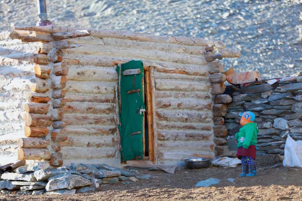 Die kleine Hütte unserer Nachbarsfamilie im hohen Altai-Gebirge der Mongolei. 