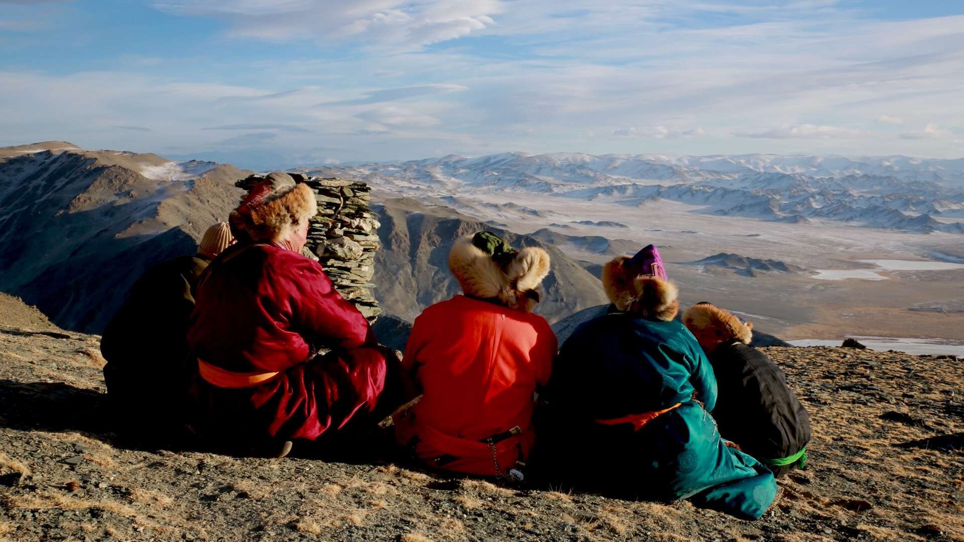 Hier sitzt Galsan. Gemeinsam mit Freunden. An seinem Geburtsort im Altai-Gebirge der Mongolei.